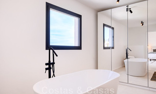 Se vende villa de estilo mediterráneo recientemente renovada, con vistas al mar, en una comunidad elevada y cerrada en Marbella - Benahavis 42900 