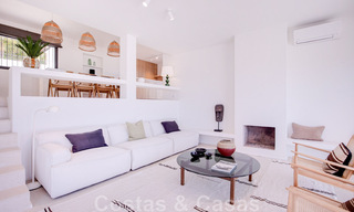 Se vende villa de estilo mediterráneo recientemente renovada, con vistas al mar, en una comunidad elevada y cerrada en Marbella - Benahavis 42902 