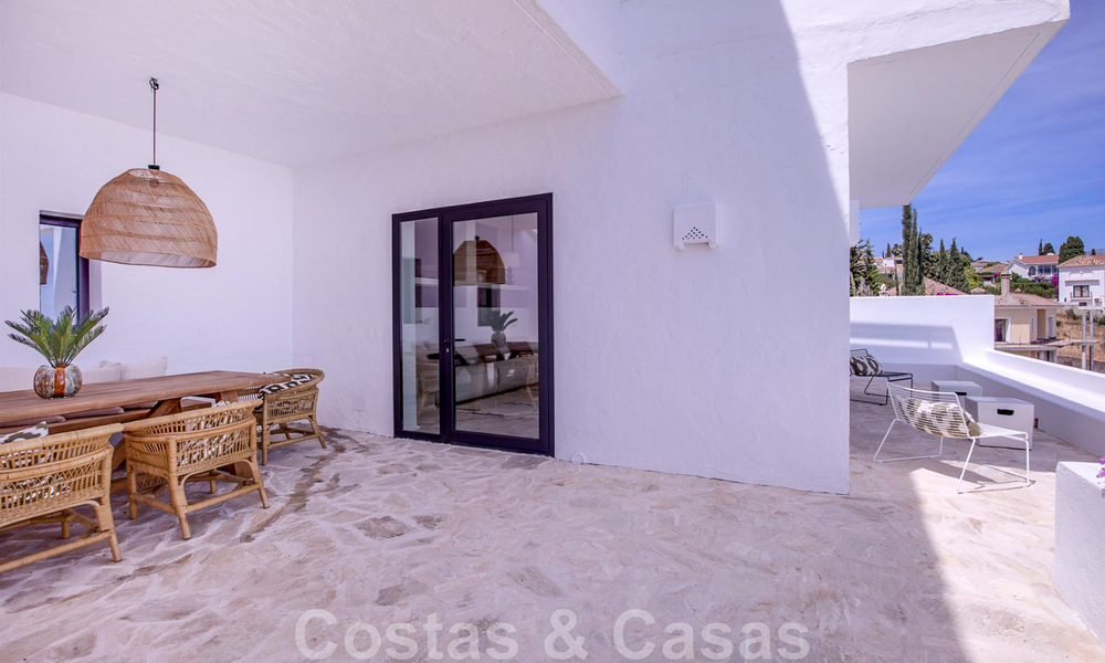 Se vende villa de estilo mediterráneo recientemente renovada, con vistas al mar, en una comunidad elevada y cerrada en Marbella - Benahavis 42904