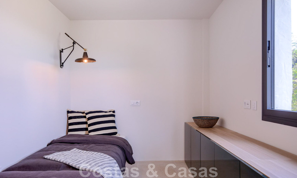 Se vende villa de estilo mediterráneo recientemente renovada, con vistas al mar, en una comunidad elevada y cerrada en Marbella - Benahavis 45530