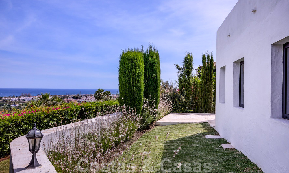 Se vende villa de estilo mediterráneo recientemente renovada, con vistas al mar, en una comunidad elevada y cerrada en Marbella - Benahavis 45531