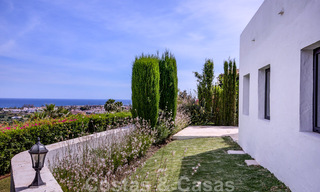 Se vende villa de estilo mediterráneo recientemente renovada, con vistas al mar, en una comunidad elevada y cerrada en Marbella - Benahavis 45531 