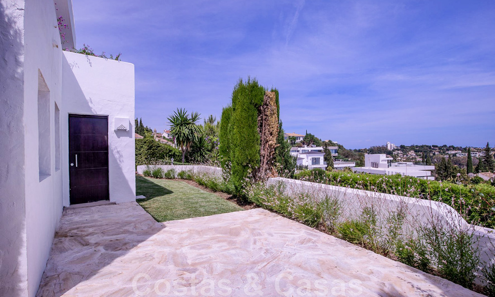 Se vende villa de estilo mediterráneo recientemente renovada, con vistas al mar, en una comunidad elevada y cerrada en Marbella - Benahavis 45534