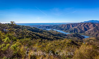 Nuevos apartamentos de lujo en venta, con vistas despejadas al lago, las montañas y la costa hacia Gibraltar, situados en el tranquilo Istán, Costa del Sol 42595 
