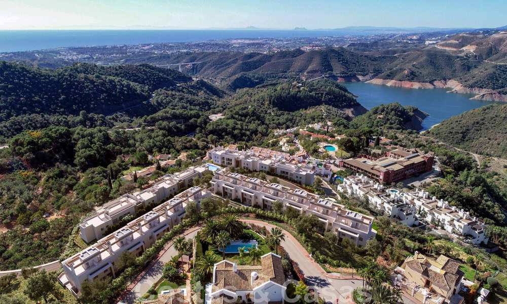 Nuevos apartamentos de lujo en venta, con vistas despejadas al lago, las montañas y la costa hacia Gibraltar, situados en el tranquilo Istán, Costa del Sol 42607