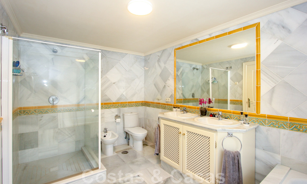 Gran apartamento en venta con preciosas vistas al mar en Benahavis - Marbella 42343