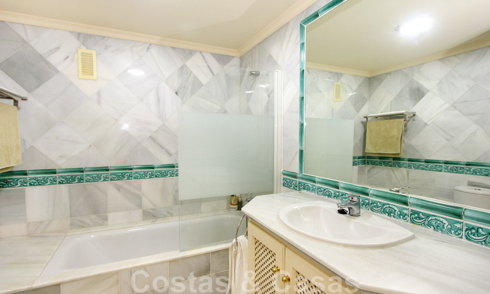 Gran apartamento en venta con preciosas vistas al mar en Benahavis - Marbella 42346