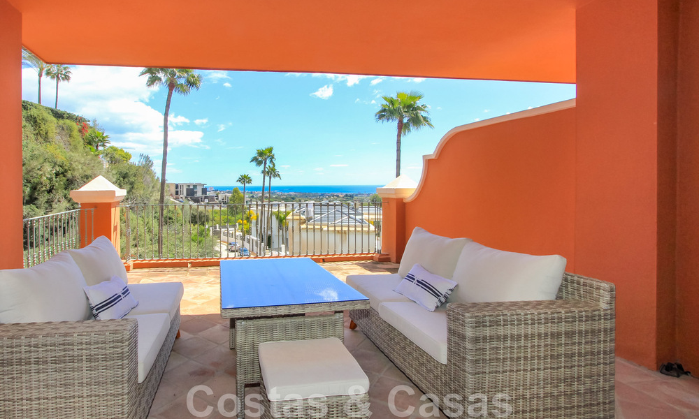 Gran apartamento en venta con preciosas vistas al mar en Benahavis - Marbella 42348