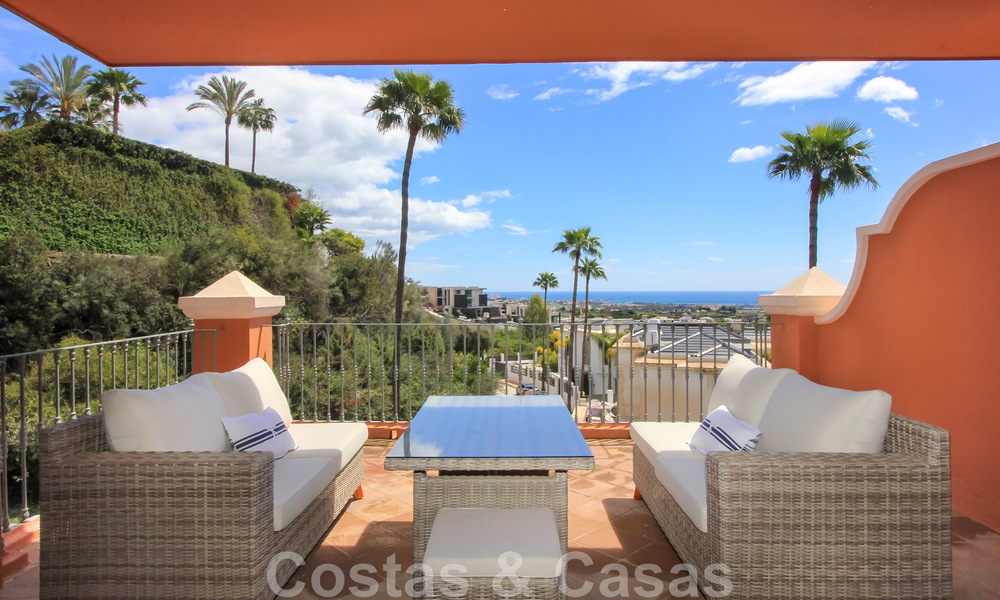 Gran apartamento en venta con preciosas vistas al mar en Benahavis - Marbella 42349