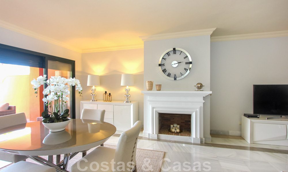 Gran apartamento en venta con preciosas vistas al mar en Benahavis - Marbella 42351