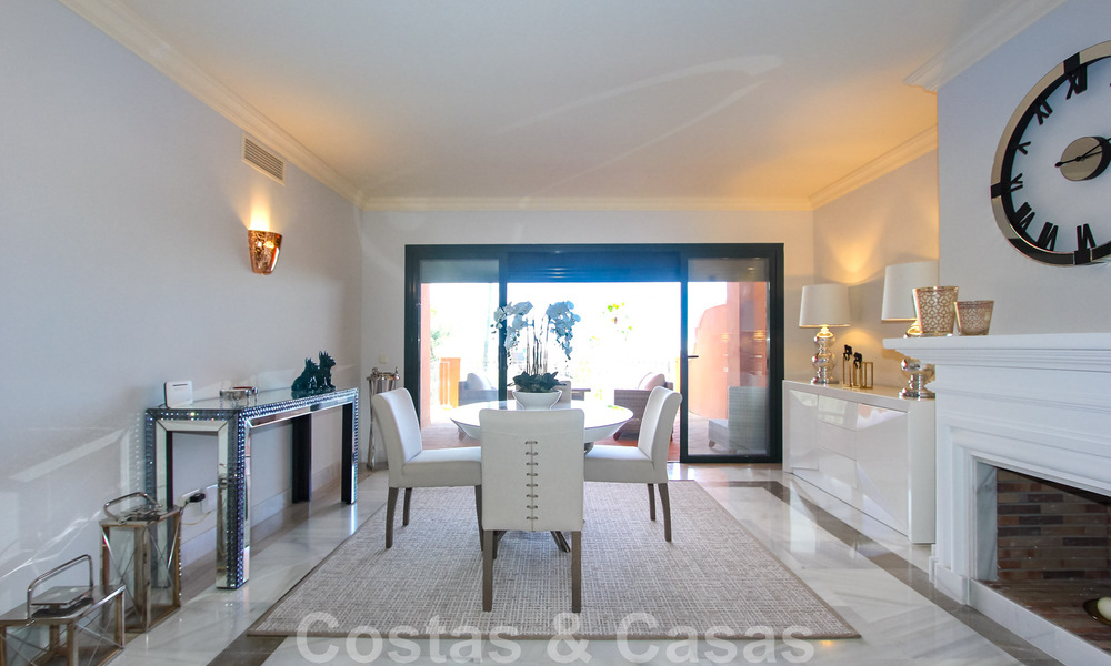 Gran apartamento en venta con preciosas vistas al mar en Benahavis - Marbella 42353