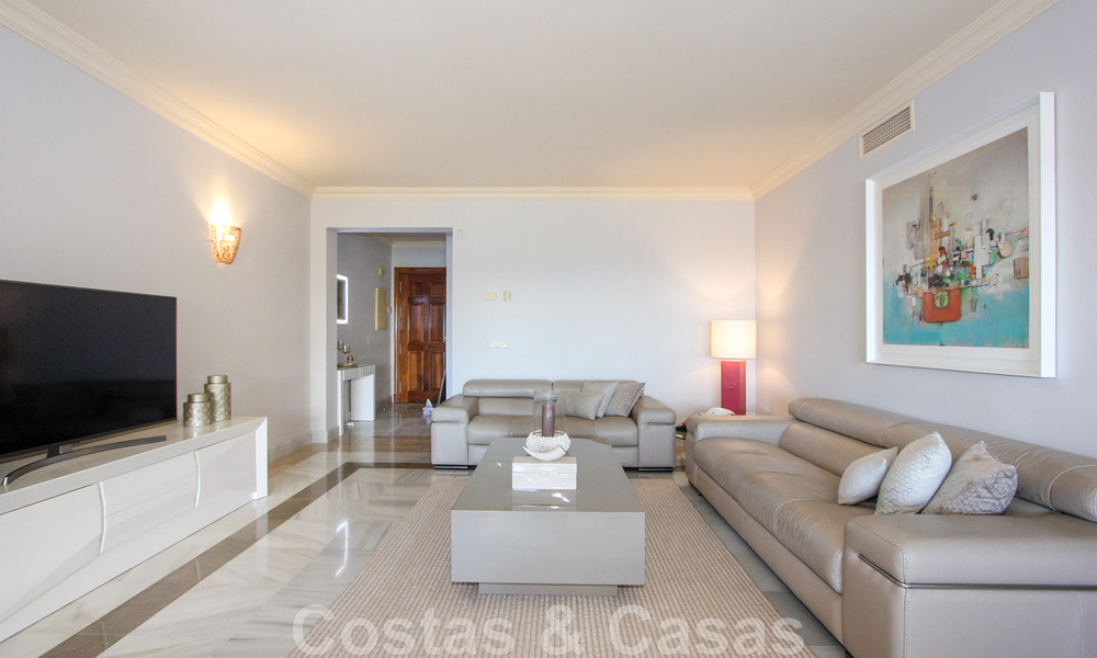 Gran apartamento en venta con preciosas vistas al mar en Benahavis - Marbella 42354