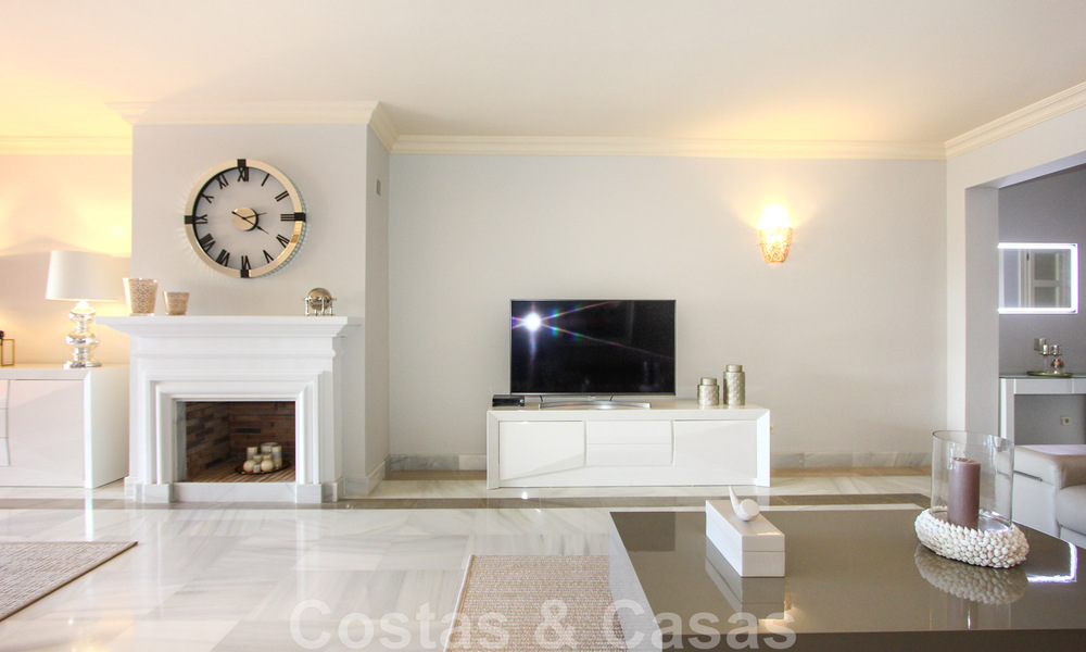 Gran apartamento en venta con preciosas vistas al mar en Benahavis - Marbella 42355