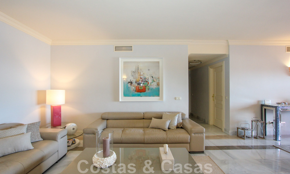 Gran apartamento en venta con preciosas vistas al mar en Benahavis - Marbella 42357
