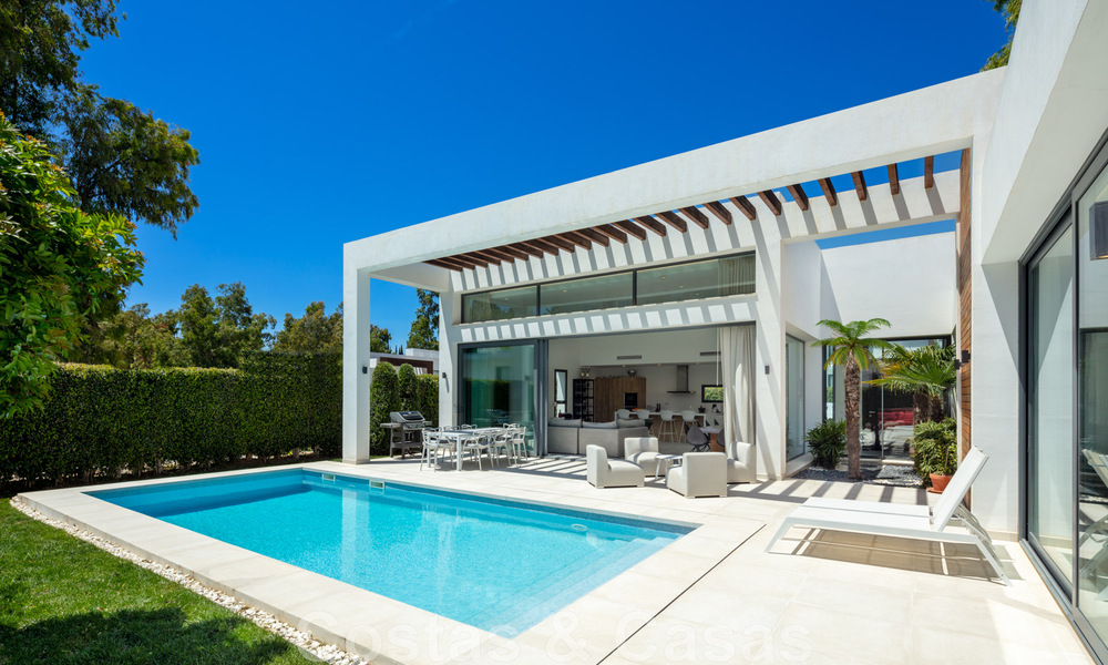 Moderna villa en venta en una comunidad entre Marbella y Estepona 42418
