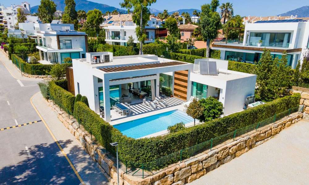 Moderna villa en venta en una comunidad entre Marbella y Estepona 42427