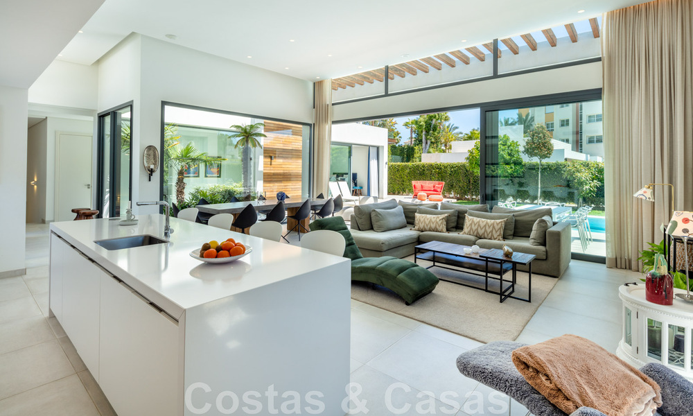 Moderna villa en venta en una comunidad entre Marbella y Estepona 42428