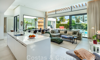 Moderna villa en venta en una comunidad entre Marbella y Estepona 42428 