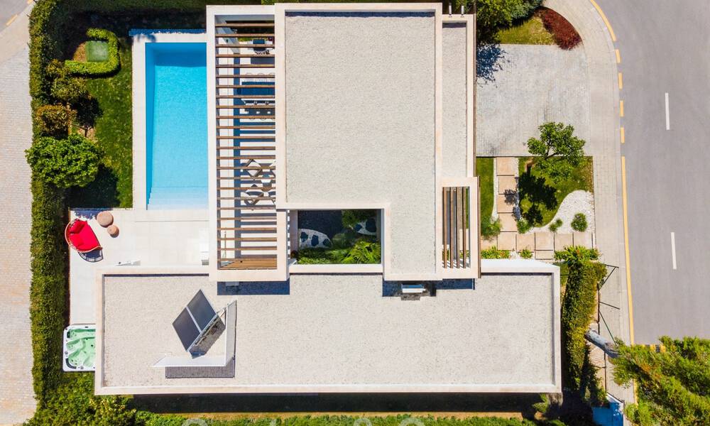 Moderna villa en venta en una comunidad entre Marbella y Estepona 42429