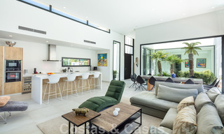 Moderna villa en venta en una comunidad entre Marbella y Estepona 42430 