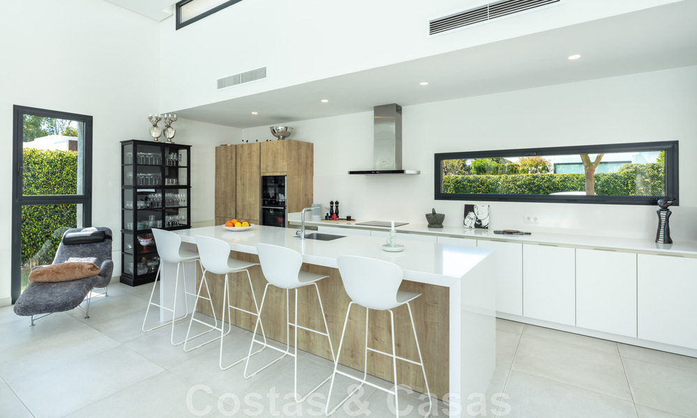 Moderna villa en venta en una comunidad entre Marbella y Estepona 42431