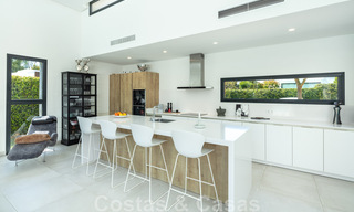 Moderna villa en venta en una comunidad entre Marbella y Estepona 42431 