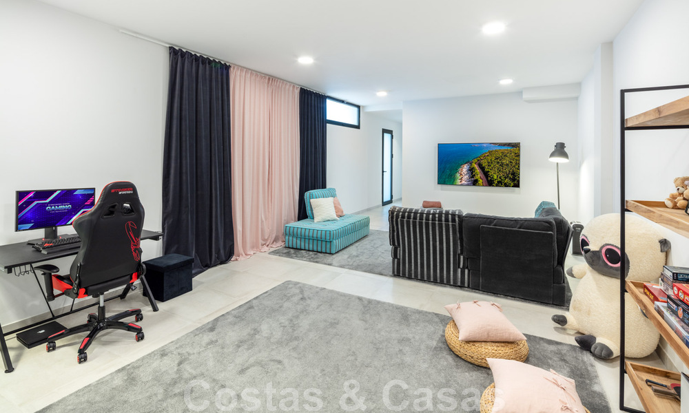 Moderna villa en venta en una comunidad entre Marbella y Estepona 42432