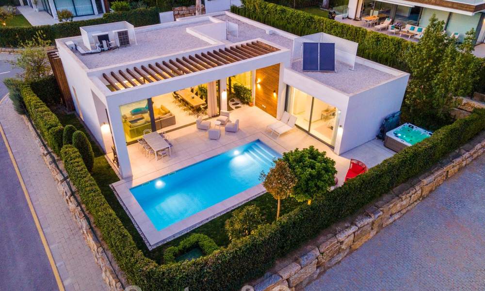 Moderna villa en venta en una comunidad entre Marbella y Estepona 42433