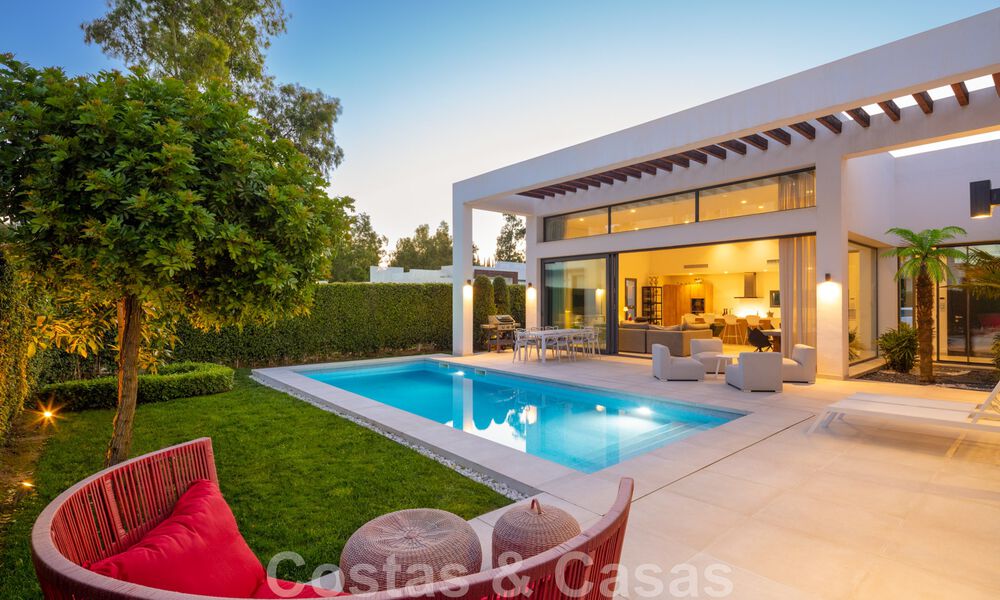 Moderna villa en venta en una comunidad entre Marbella y Estepona 42437