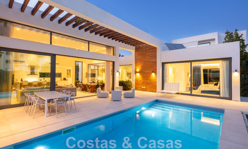 Moderna villa en venta en una comunidad entre Marbella y Estepona 42438