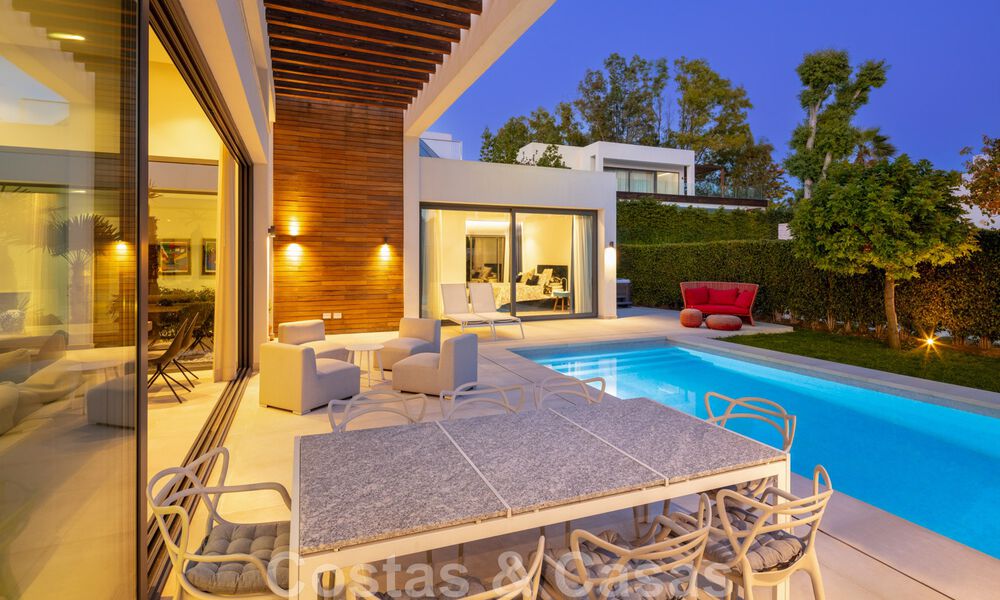 Moderna villa en venta en una comunidad entre Marbella y Estepona 42439