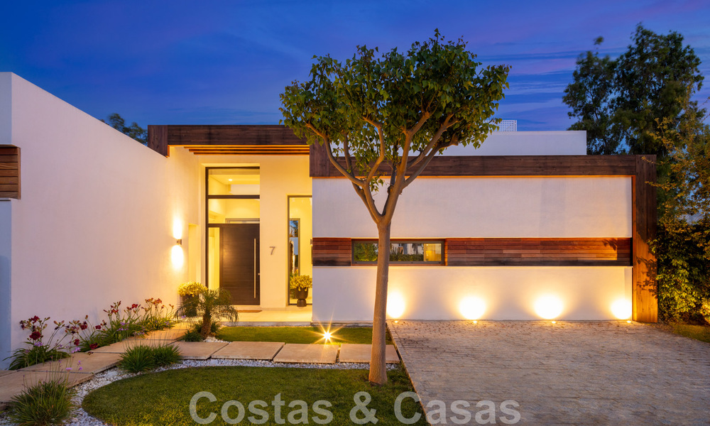 Moderna villa en venta en una comunidad entre Marbella y Estepona 42441