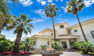 Villa andaluza en venta con vistas al mar en una urbanización cerrada entre el valle del golf de Nueva Andalucía y La Quinta golf, en Benahavis – Marbella 42727 