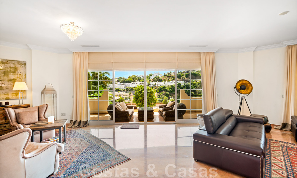 Villa andaluza en venta con vistas al mar en una urbanización cerrada entre el valle del golf de Nueva Andalucía y La Quinta golf, en Benahavis – Marbella 42728