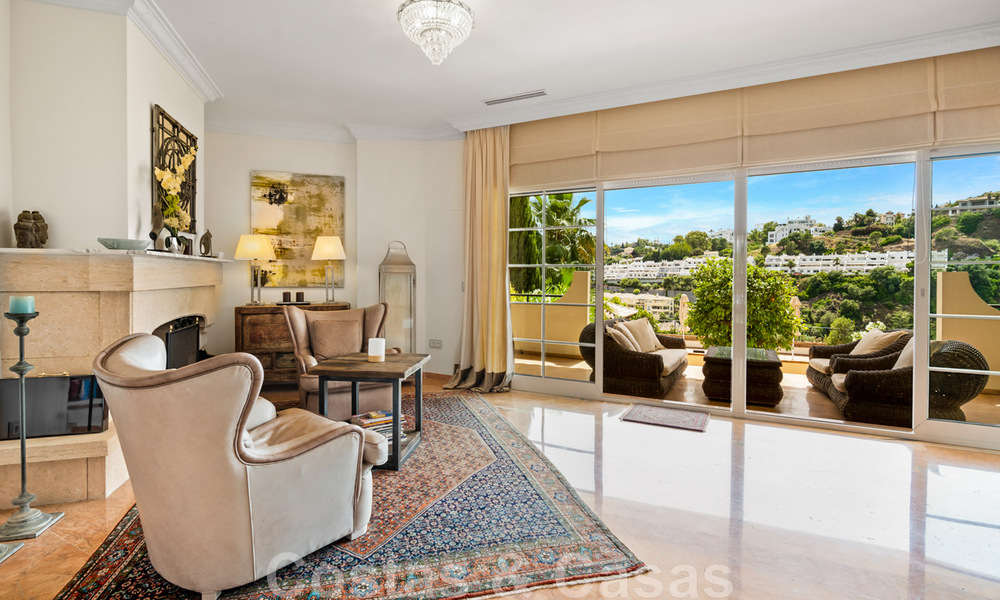 Villa andaluza en venta con vistas al mar en una urbanización cerrada entre el valle del golf de Nueva Andalucía y La Quinta golf, en Benahavis – Marbella 42729
