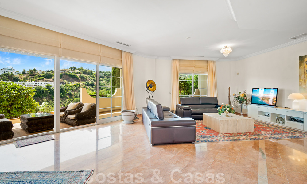 Villa andaluza en venta con vistas al mar en una urbanización cerrada entre el valle del golf de Nueva Andalucía y La Quinta golf, en Benahavis – Marbella 42732