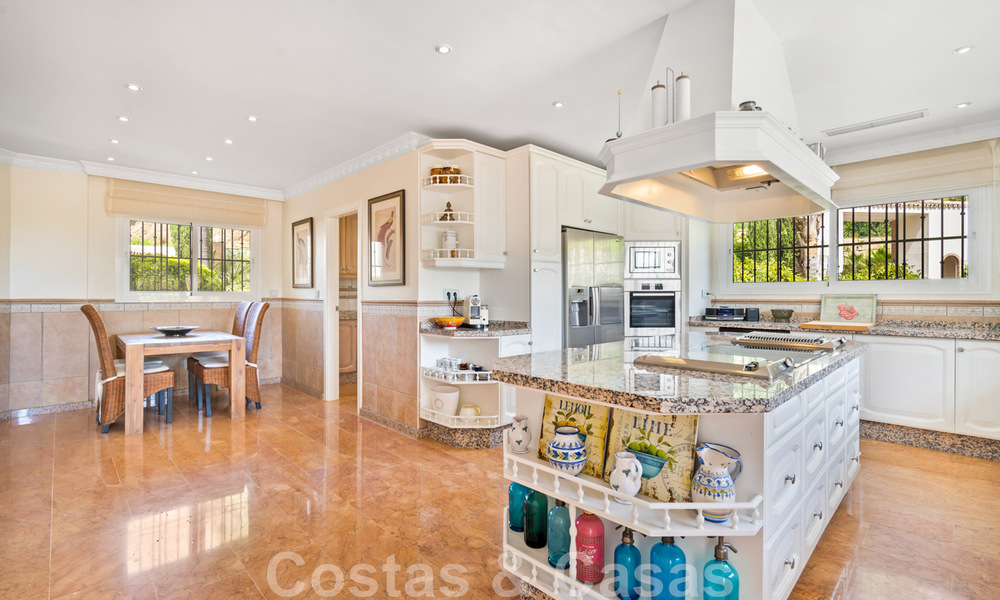 Villa andaluza en venta con vistas al mar en una urbanización cerrada entre el valle del golf de Nueva Andalucía y La Quinta golf, en Benahavis – Marbella 42735