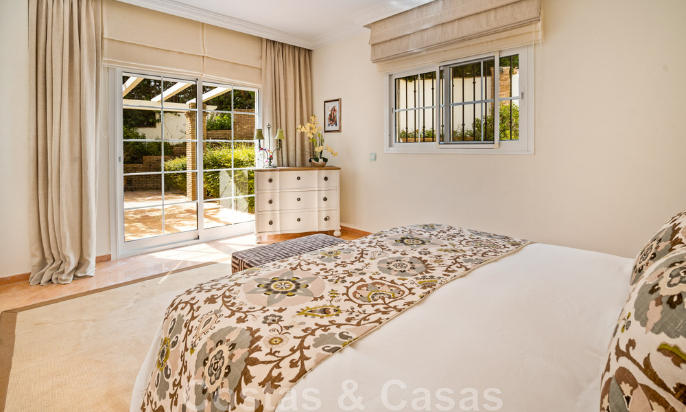 Villa andaluza en venta con vistas al mar en una urbanización cerrada entre el valle del golf de Nueva Andalucía y La Quinta golf, en Benahavis – Marbella 42743