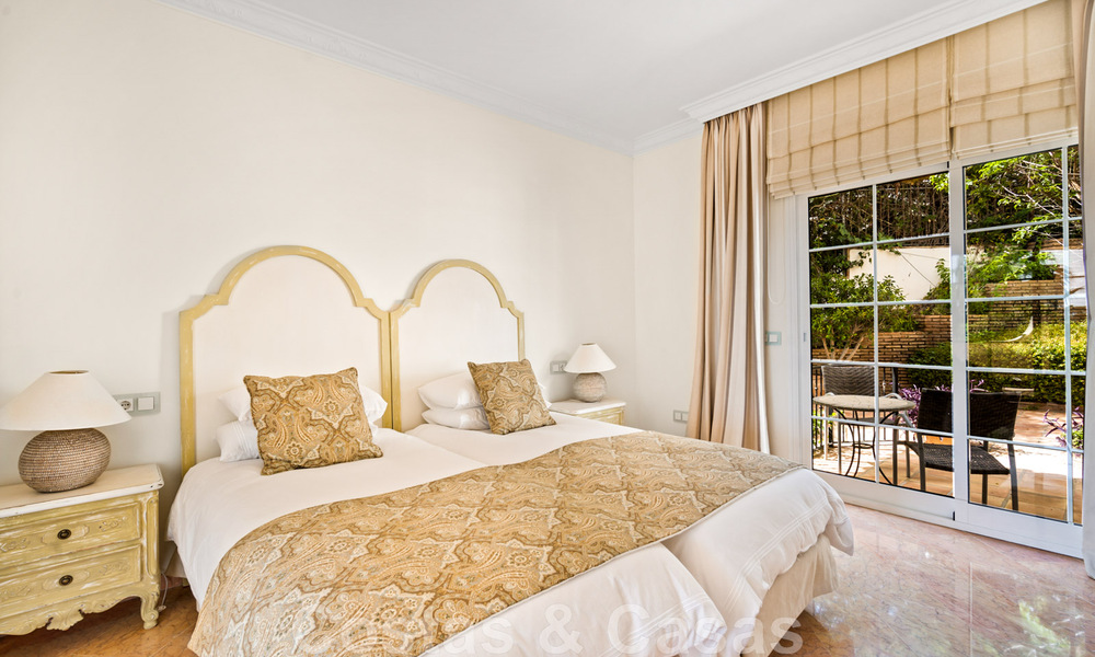 Villa andaluza en venta con vistas al mar en una urbanización cerrada entre el valle del golf de Nueva Andalucía y La Quinta golf, en Benahavis – Marbella 42746