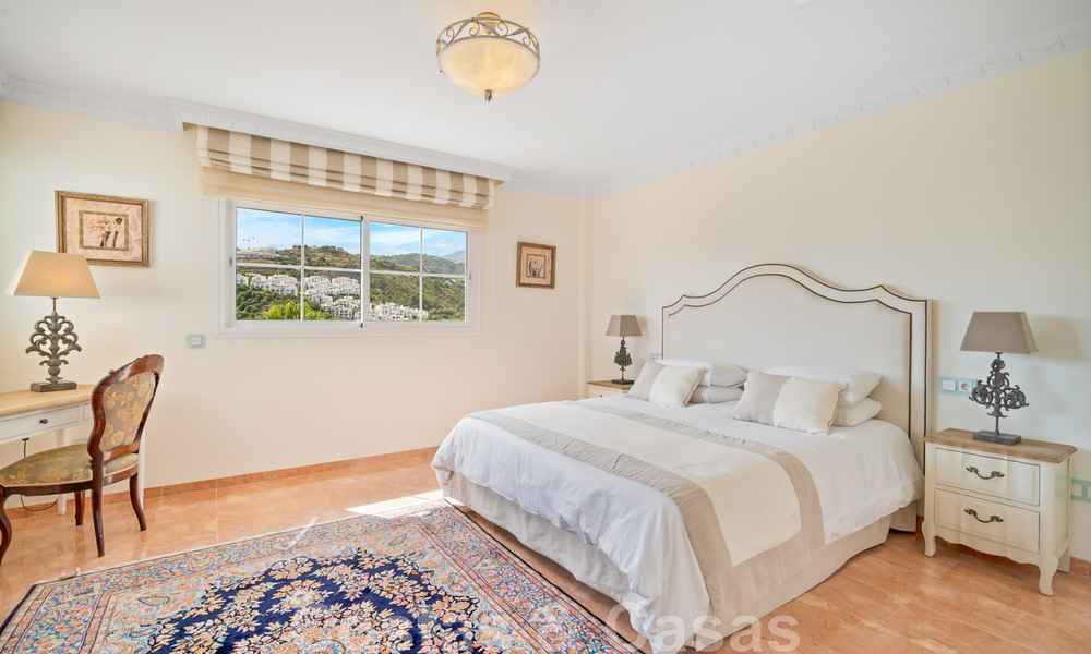 Villa andaluza en venta con vistas al mar en una urbanización cerrada entre el valle del golf de Nueva Andalucía y La Quinta golf, en Benahavis – Marbella 42752