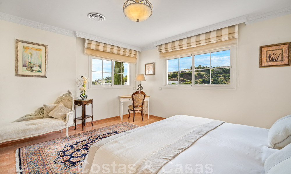Villa andaluza en venta con vistas al mar en una urbanización cerrada entre el valle del golf de Nueva Andalucía y La Quinta golf, en Benahavis – Marbella 42753