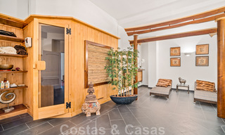 Villa andaluza en venta con vistas al mar en una urbanización cerrada entre el valle del golf de Nueva Andalucía y La Quinta golf, en Benahavis – Marbella 42759 