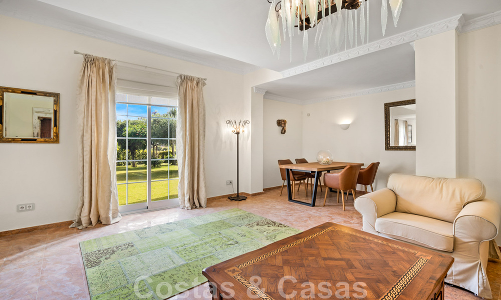 Villa andaluza en venta con vistas al mar en una urbanización cerrada entre el valle del golf de Nueva Andalucía y La Quinta golf, en Benahavis – Marbella 42763