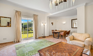 Villa andaluza en venta con vistas al mar en una urbanización cerrada entre el valle del golf de Nueva Andalucía y La Quinta golf, en Benahavis – Marbella 42763 
