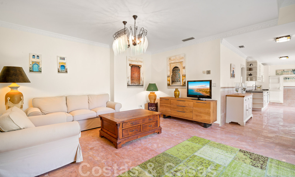 Villa andaluza en venta con vistas al mar en una urbanización cerrada entre el valle del golf de Nueva Andalucía y La Quinta golf, en Benahavis – Marbella 42764
