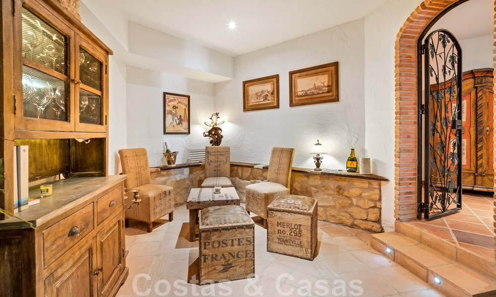 Villa andaluza en venta con vistas al mar en una urbanización cerrada entre el valle del golf de Nueva Andalucía y La Quinta golf, en Benahavis – Marbella 42769