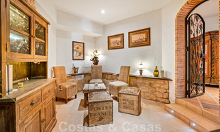 Villa andaluza en venta con vistas al mar en una urbanización cerrada entre el valle del golf de Nueva Andalucía y La Quinta golf, en Benahavis – Marbella 42769 