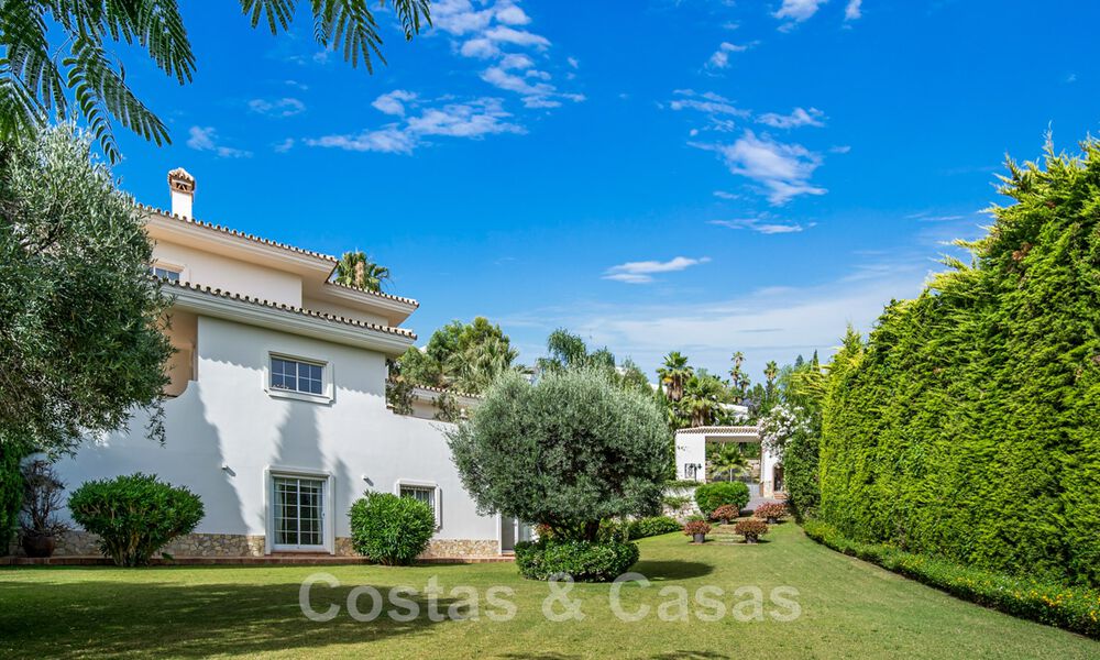 Villa andaluza en venta con vistas al mar en una urbanización cerrada entre el valle del golf de Nueva Andalucía y La Quinta golf, en Benahavis – Marbella 42770