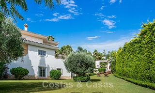 Villa andaluza en venta con vistas al mar en una urbanización cerrada entre el valle del golf de Nueva Andalucía y La Quinta golf, en Benahavis – Marbella 42770 