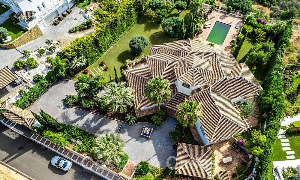 Villa andaluza en venta con vistas al mar en una urbanización cerrada entre el valle del golf de Nueva Andalucía y La Quinta golf, en Benahavis – Marbella 42771